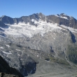 Nejvy��� hora Zillert�lek Hochfeiler 3509m uprost�ed,vpravo Hochferner Spitze 3470m.