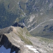 Sestup po h�ebenu a dole chata Berliner h�tte 2044m.