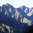 V�hled ze sedla na z�pad,vpravo Rysy 2499m,vlevo Vysok� 2547m.